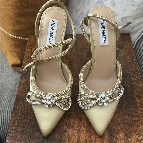 Steve Madden Shoes - NWOB Steve Madden Gold Heels with Rhinestone Bow. Missing a few stones. Size 7